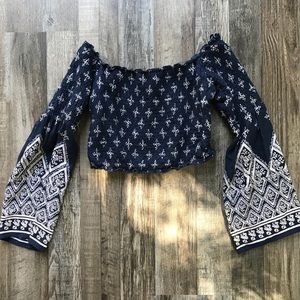 Off the shoulder flare sleeve crop🦋